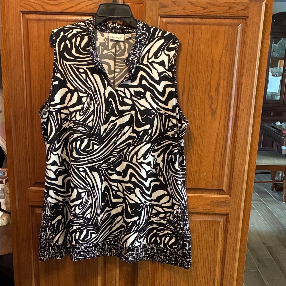 Avenue Black and White Zebra Print sleeveless blouse size 3XL